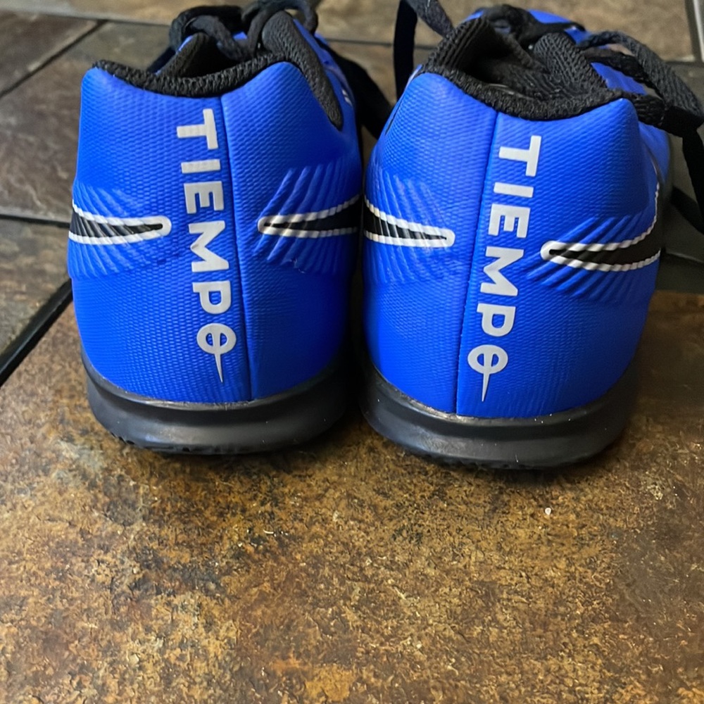 Nike Tiempo indoor soccer shoes size 5 youth - Picture 4 of 7